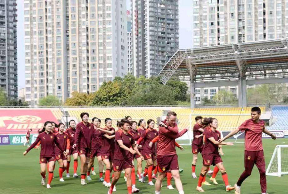 包含中国女足备战国际足球赛事，目标夺得冠军的词条